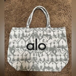 Alo Yoga tie dye open tote bag